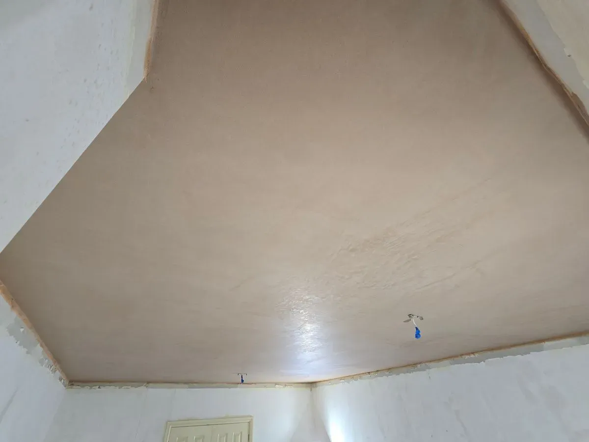 Finished plastered ceiling by local Weston-super-Mare plasterer. Mirror-smooth finish ready for painting BS24
