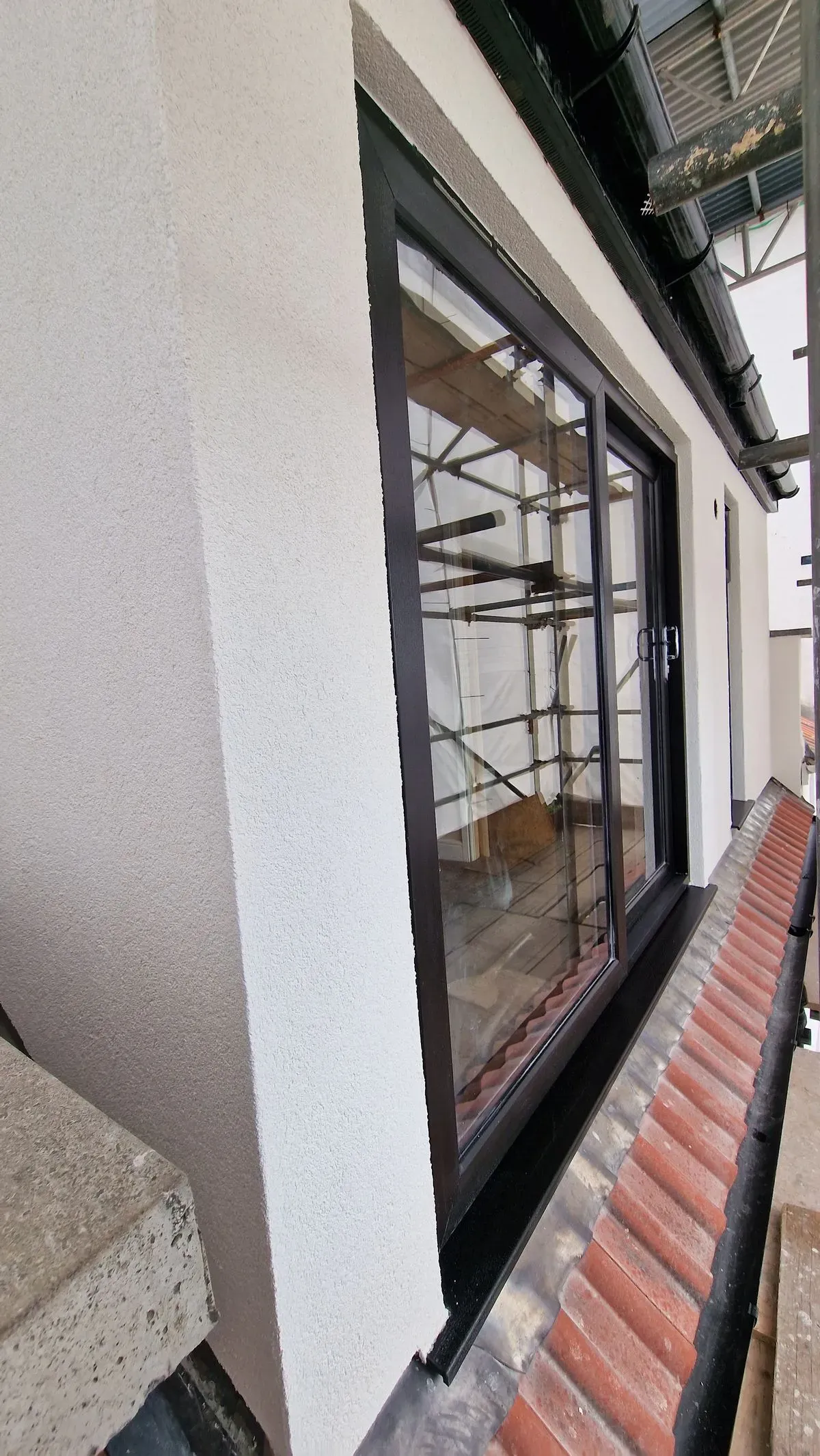Applying K Rend thin coat silicone render to a house in BS5 Bristol