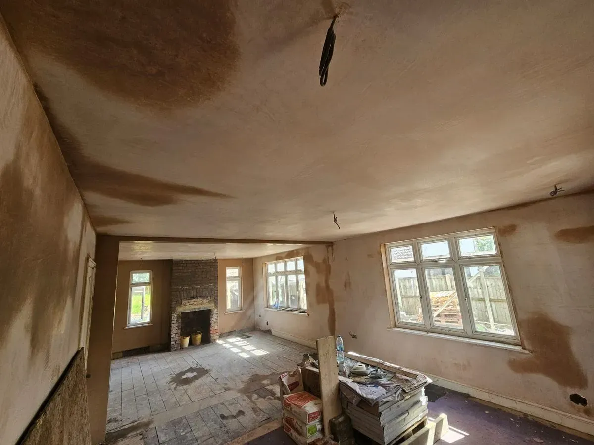 Full living and dining room plastering in Almondsbury, Bristol. Blue grit prep and mesh taping for a smooth skim finish.