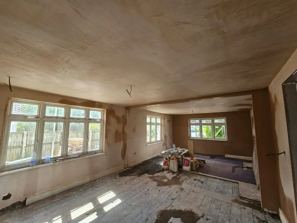 Full living and dining room plastering in Almondsbury, Bristol. Blue grit prep and mesh taping for a smooth skim finish.