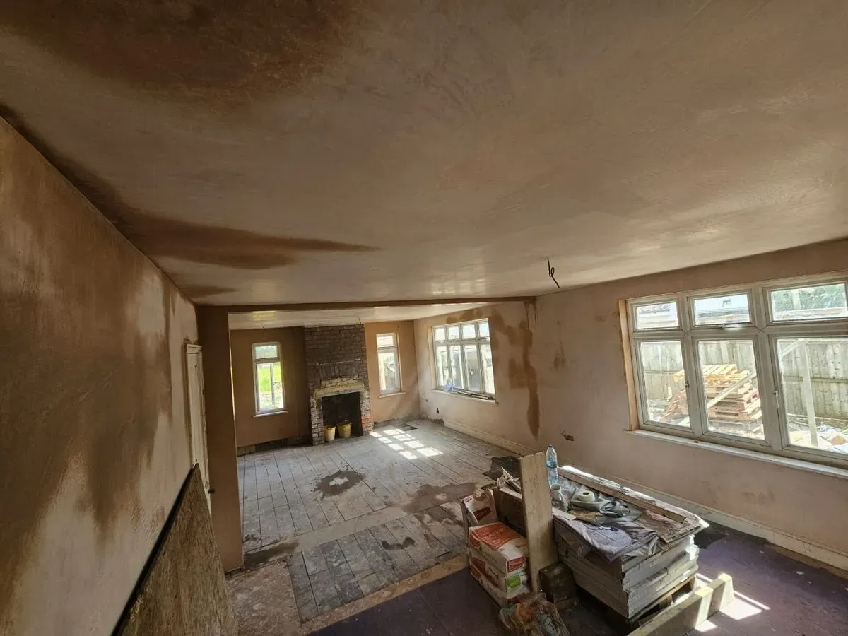 Full living and dining room plastering in Almondsbury, Bristol. Blue grit prep and mesh taping for a smooth skim finish.