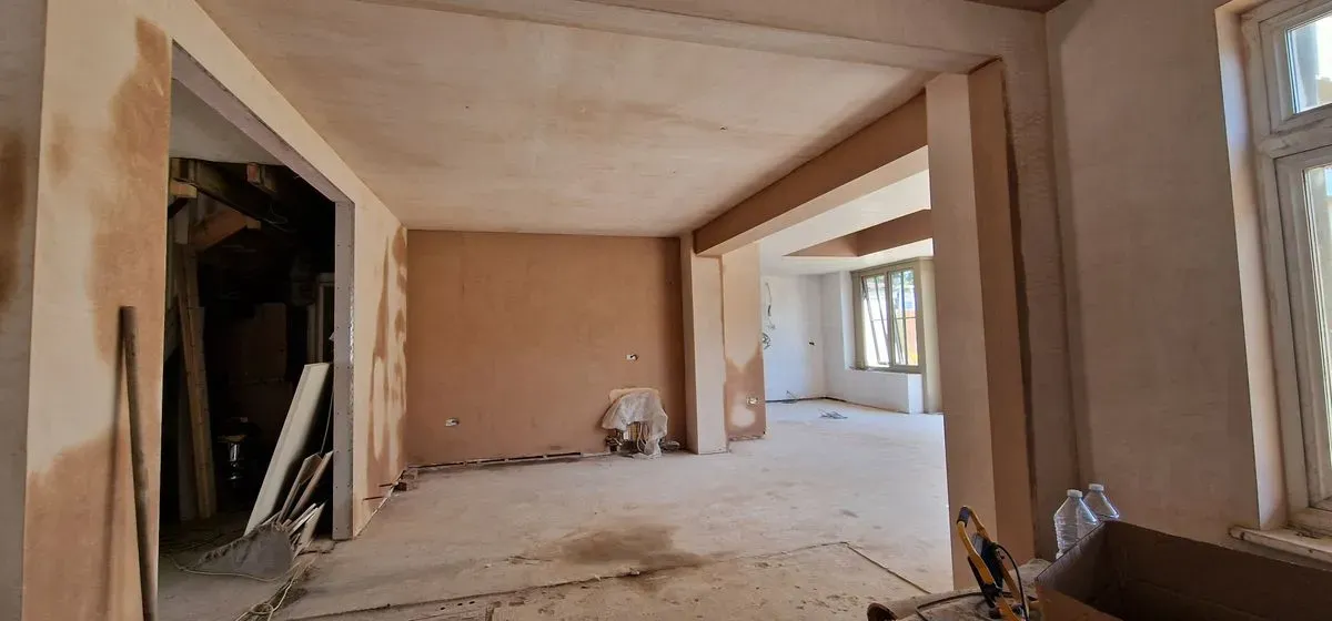 Kitchen and orangery room plastering in Almondsbury, Bristol. Blue grit prep and mesh taping for a smooth skim finish.