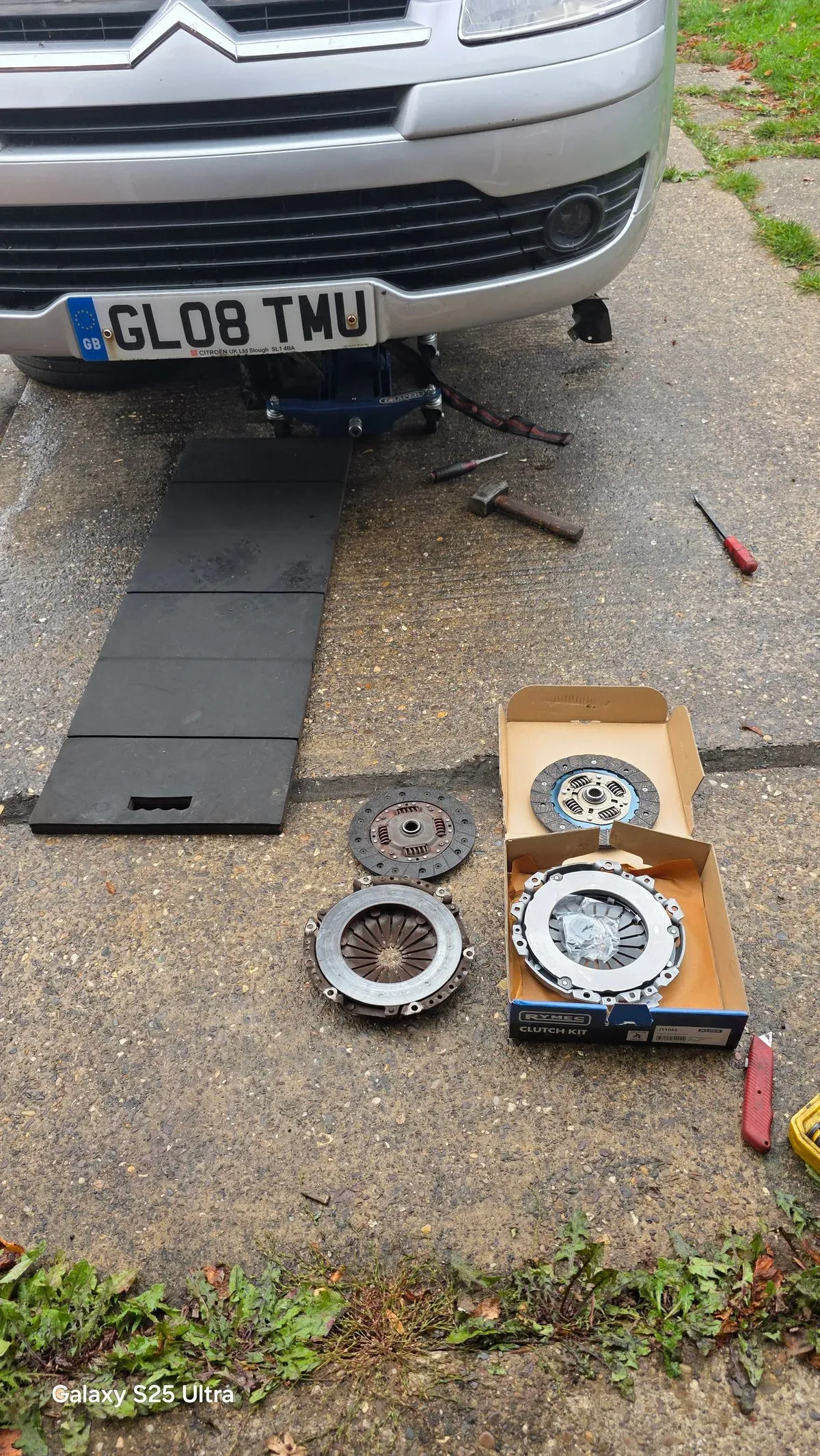 Clutch kit replacement image background image