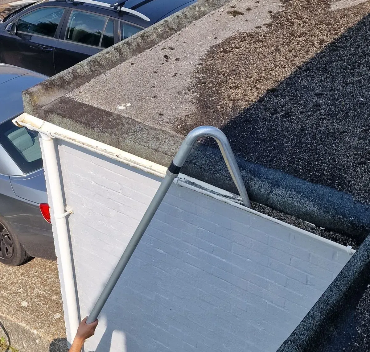 Gutter cleaning image background image