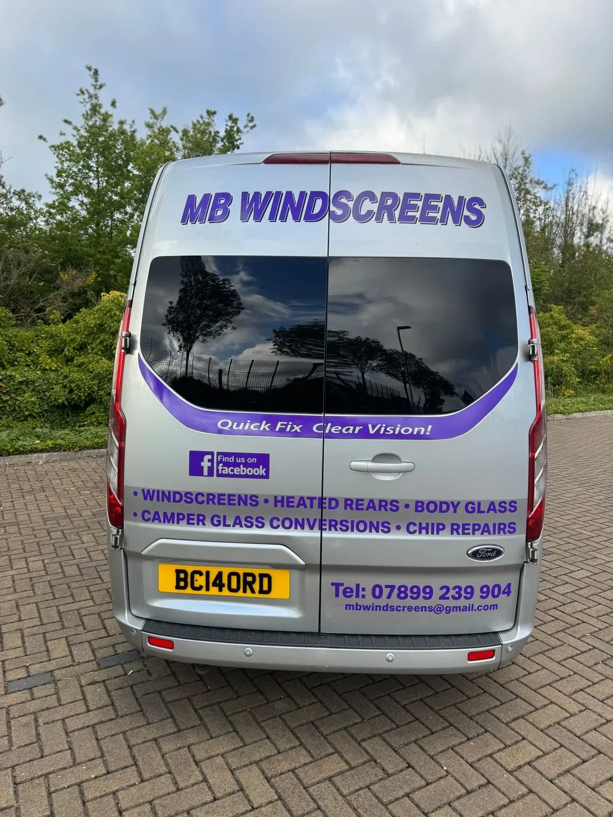 Mobile Windscreen Fitting image background image