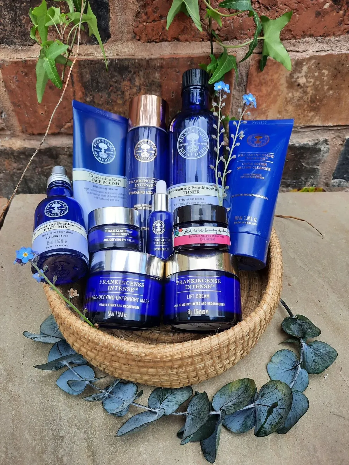 Reflexology, Indian Head Massage, Lift & Sculpt Facials image background image