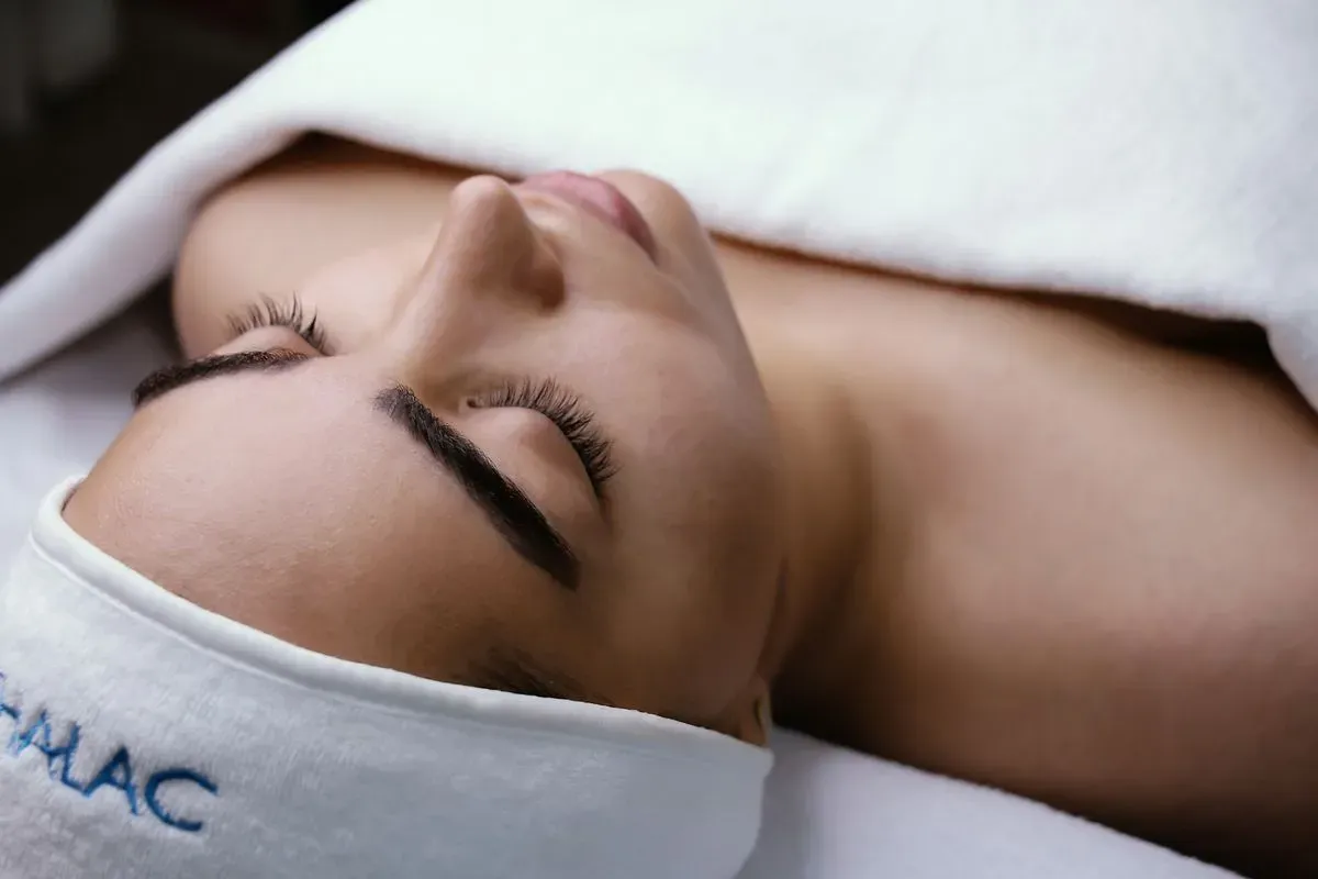 Reflexology, Indian Head Massage, Lift & Sculpt Facials image background image