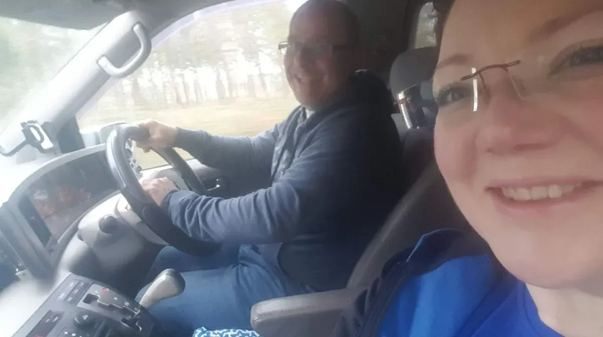 Delivery and assembly services image background image