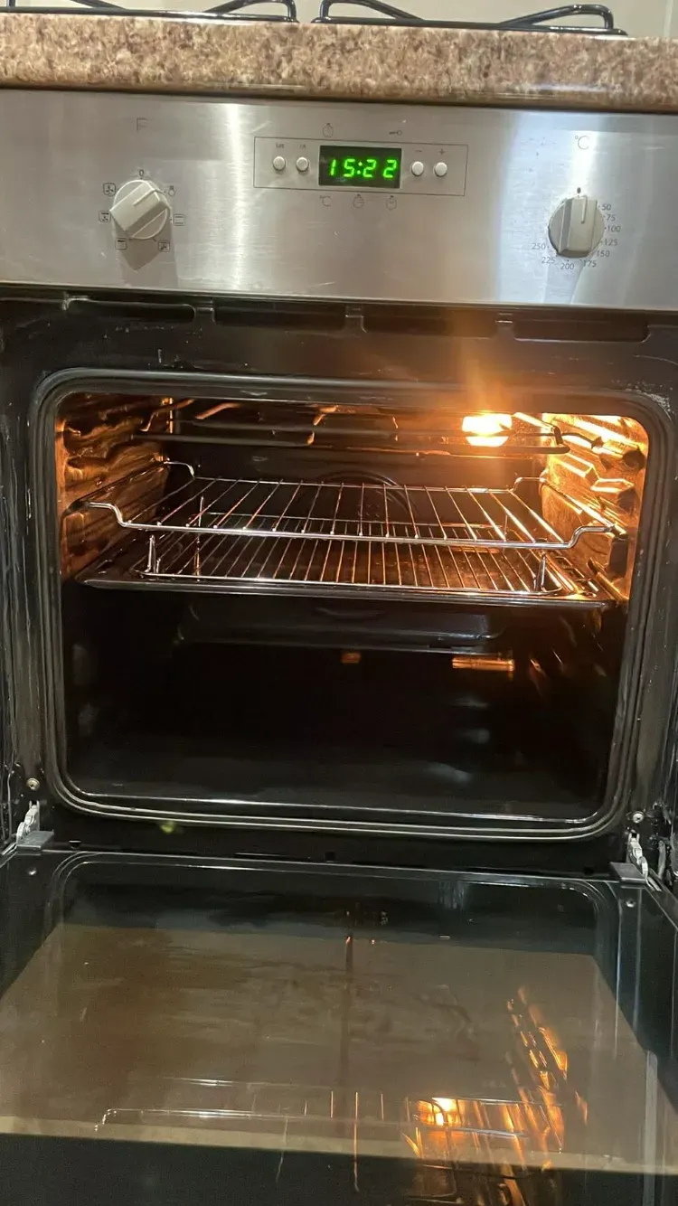 Oven cleaning image background image