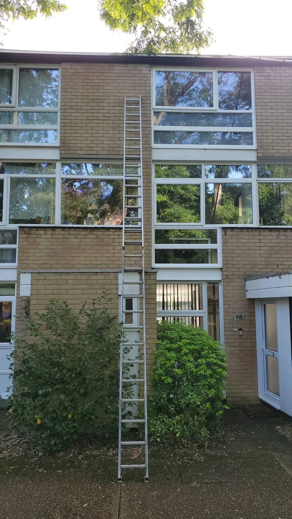 Residential window cleaning image background image