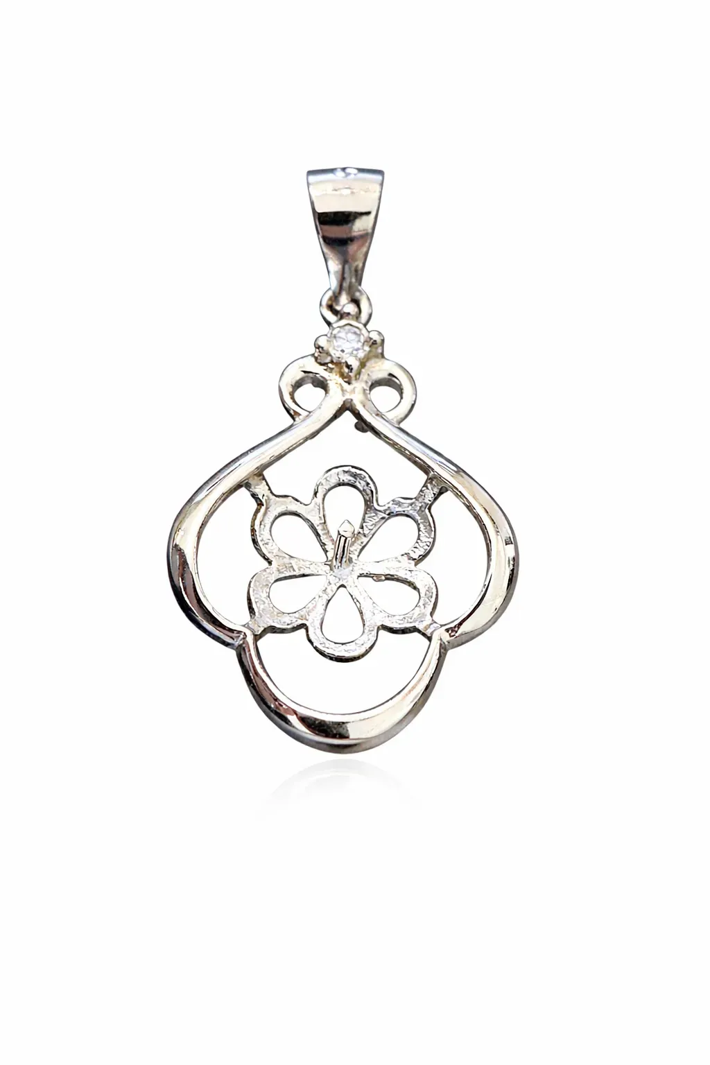 8226221598648-4he6veldxvpjv9d1tqvjun-clover-pendant thumbnail image