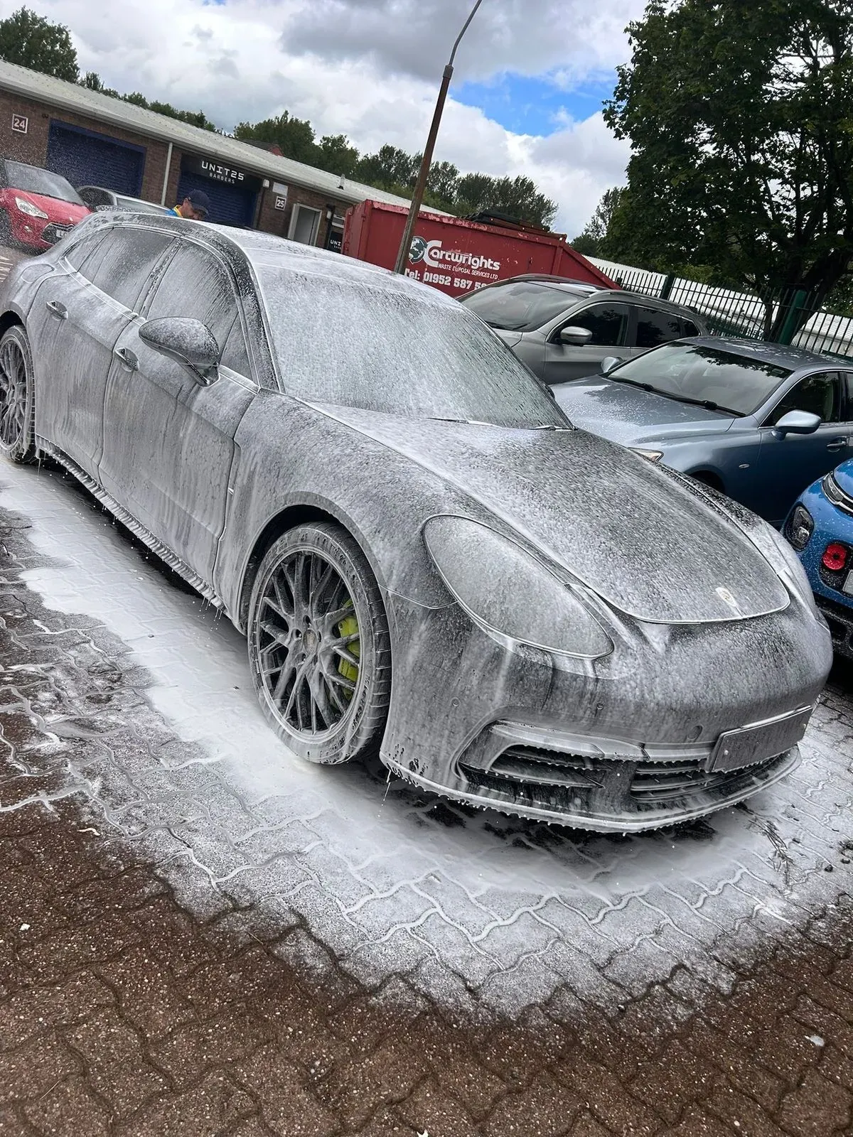 Mobile car wash services image background image