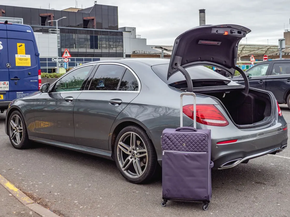 24/7 airport transportation image background image