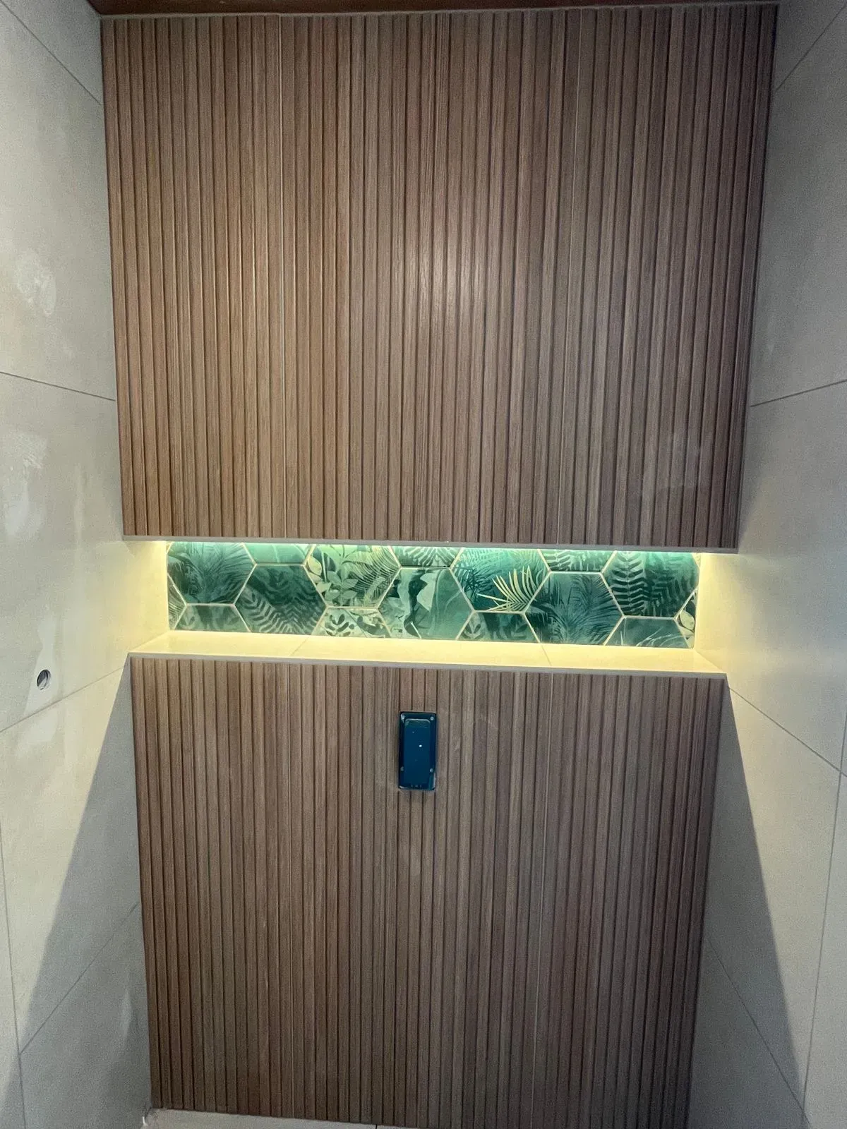 Bathroom Tiling image background image