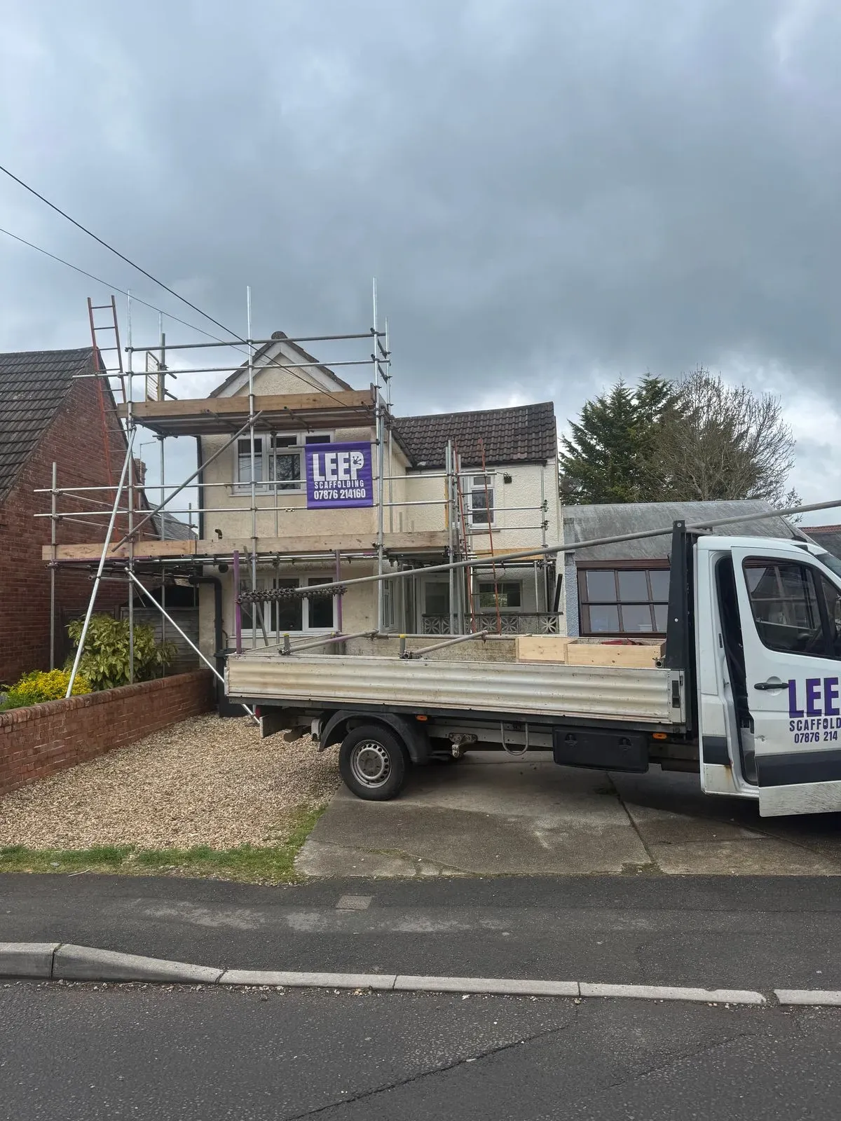 Scaffolding delivery and setup image background image