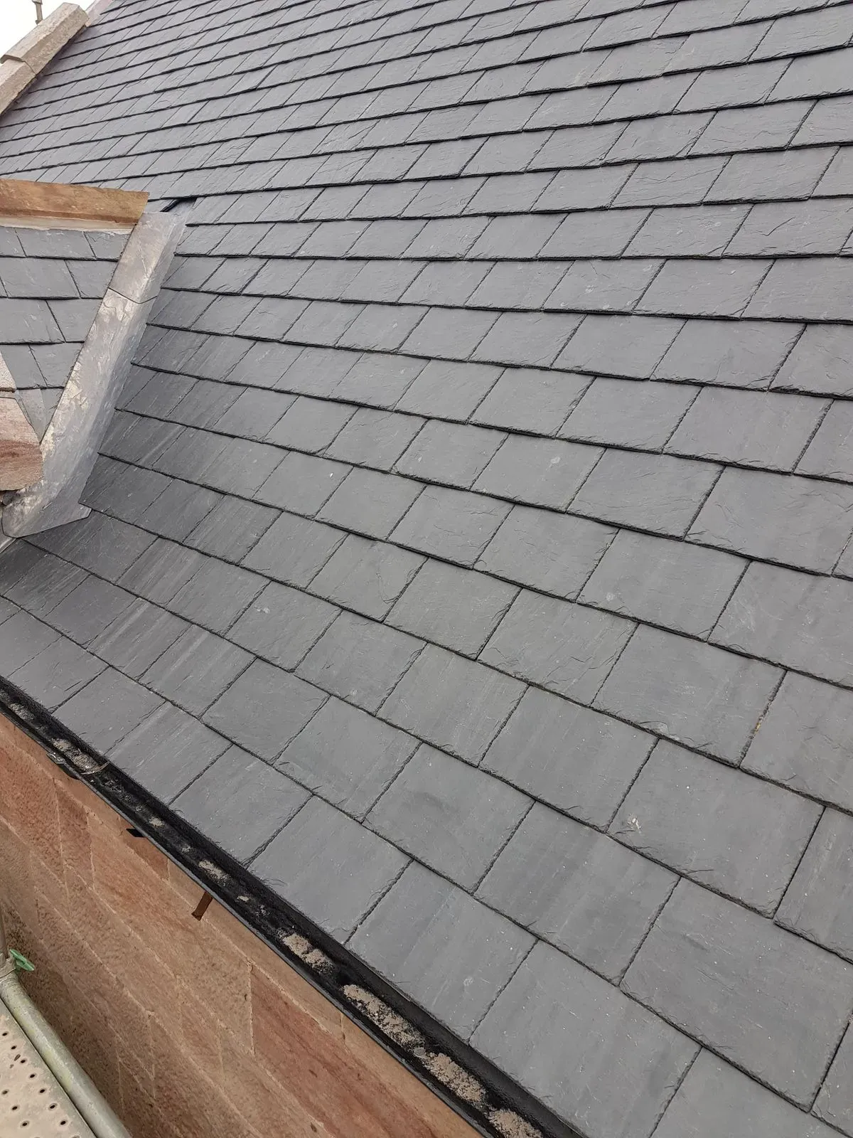 Roof replacement image background image