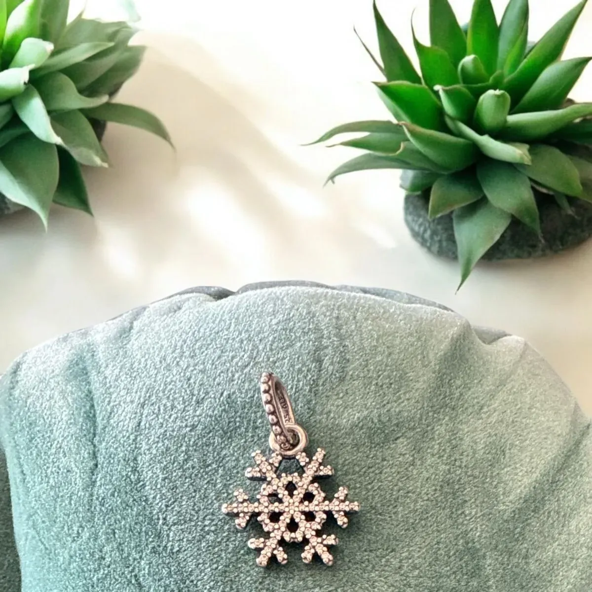 8219833423638-zp9j4wstf2n12r75xfdv3n-Pandora-smoke-flake-pendant- thumbnail image