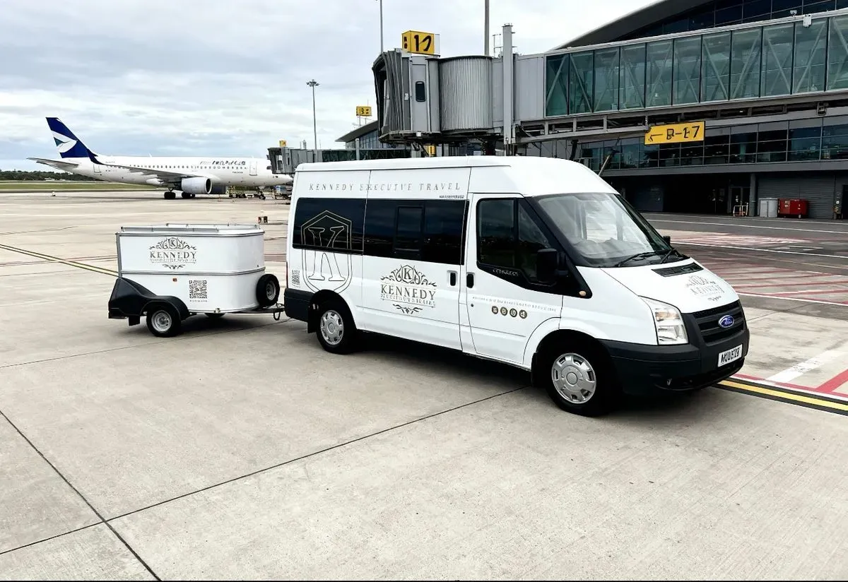 Airport transfers image background image