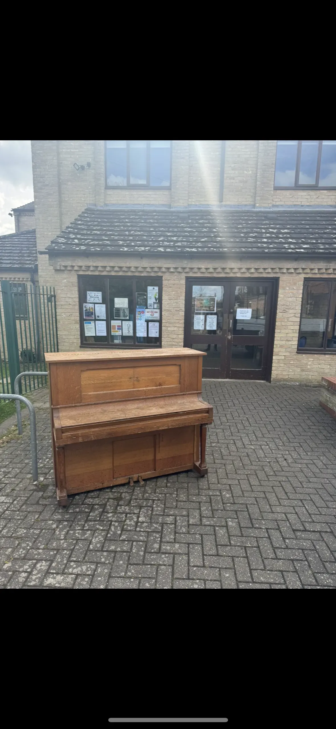 Piano disposal image background image