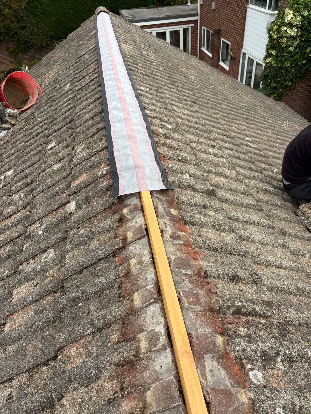 Emergency roofing services image background image