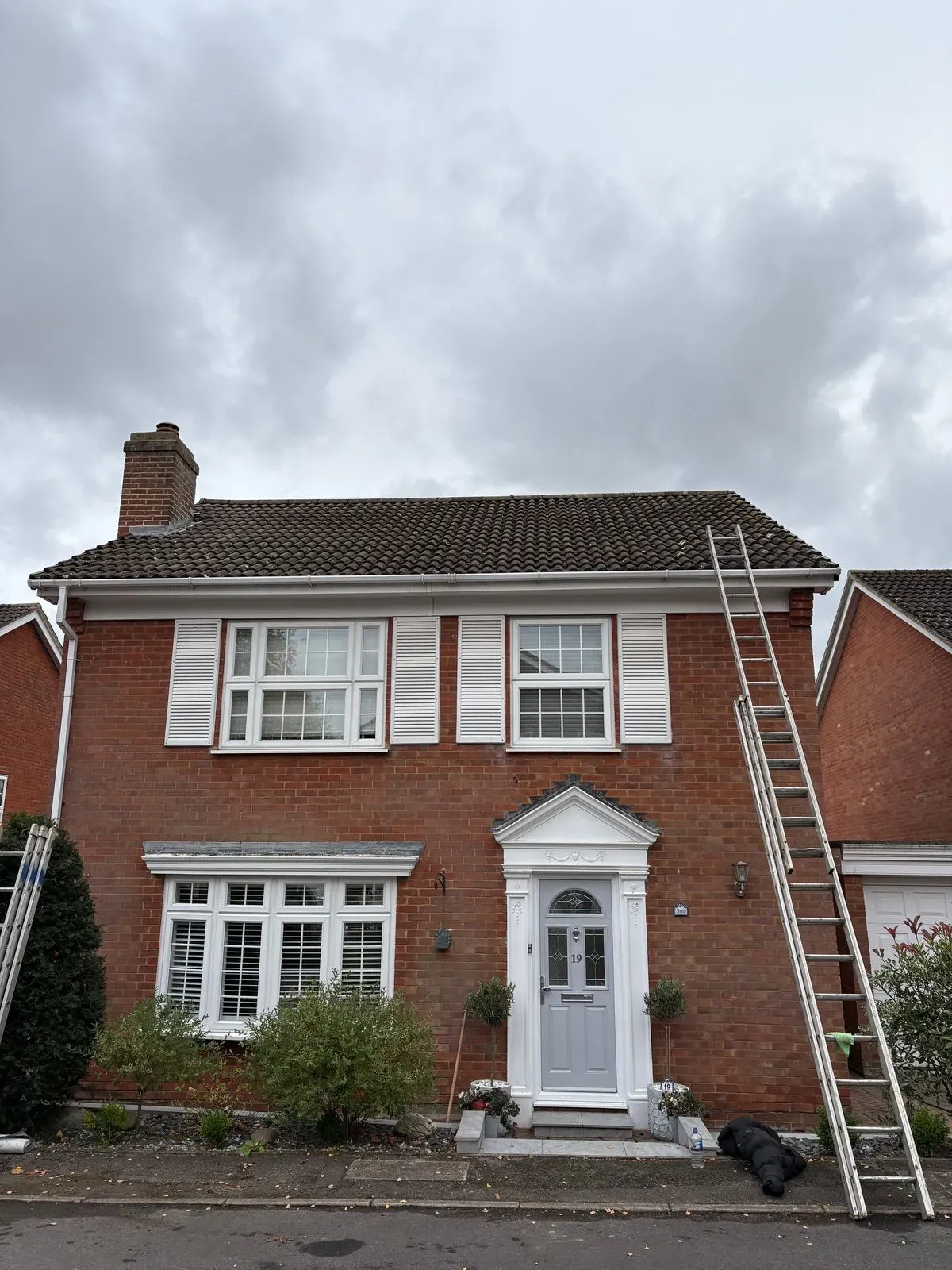Gutter cleaning image background image