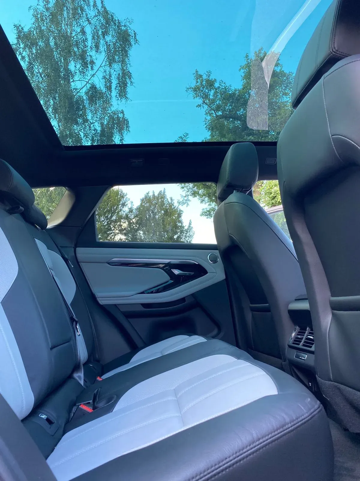 Chauffeur-driven wedding car service image background image