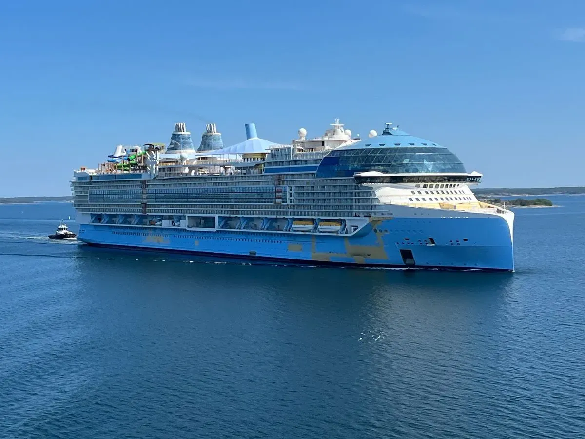 8226487578686-ee1vuszzj8d9a48026a1wg-Icon-of-the-Seas collection background image