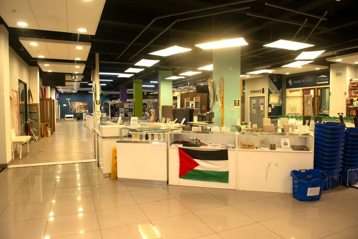 Retail store leasing image