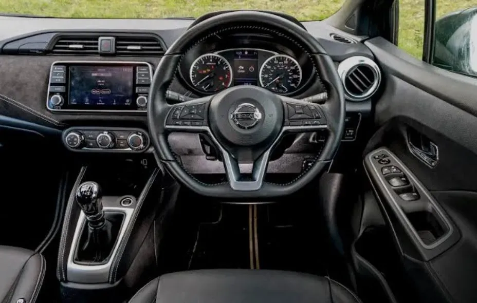 Refresher driving courses image background image
