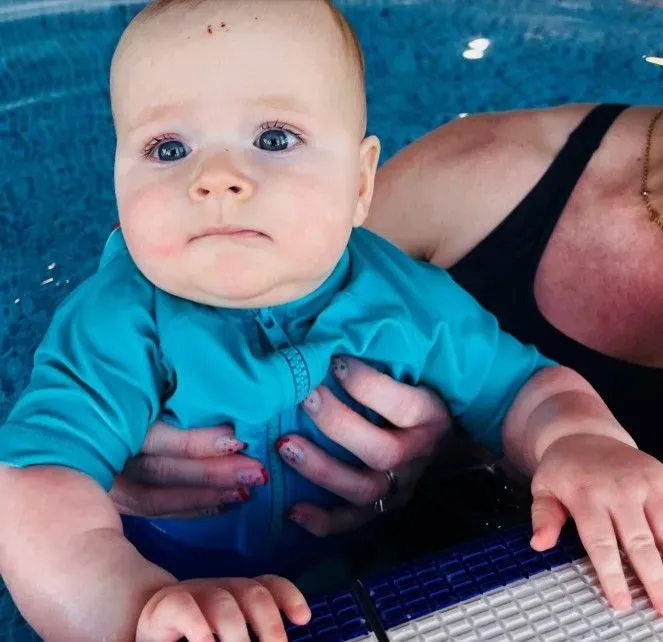 Beginner swimming lessons image background image