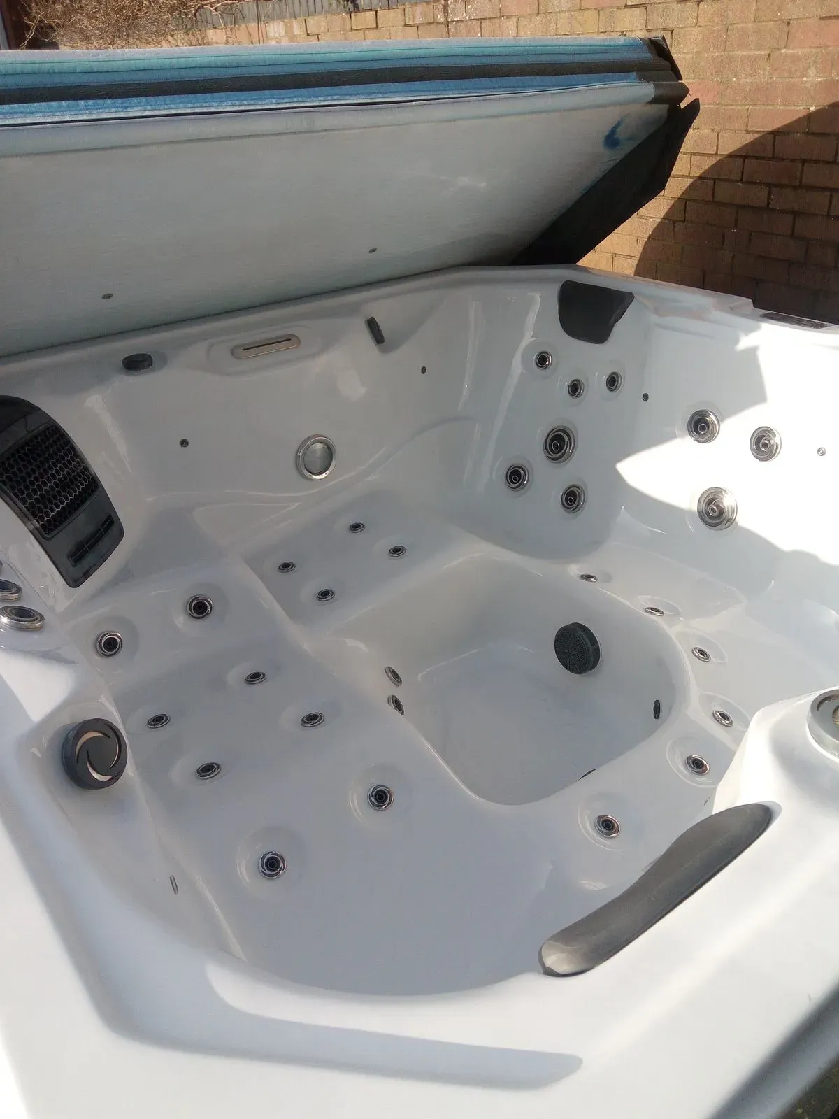 Before and after of hot tub cleaning in Redditch