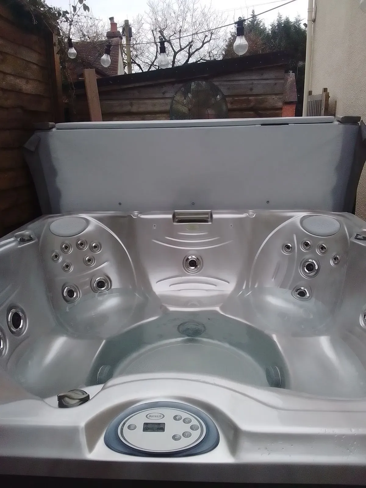 Hot tub cleaning services image