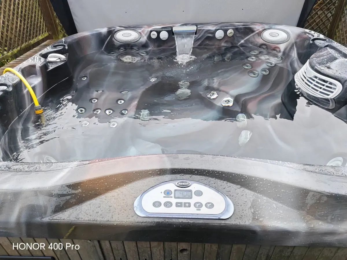 Hot tub water testing and balancing image