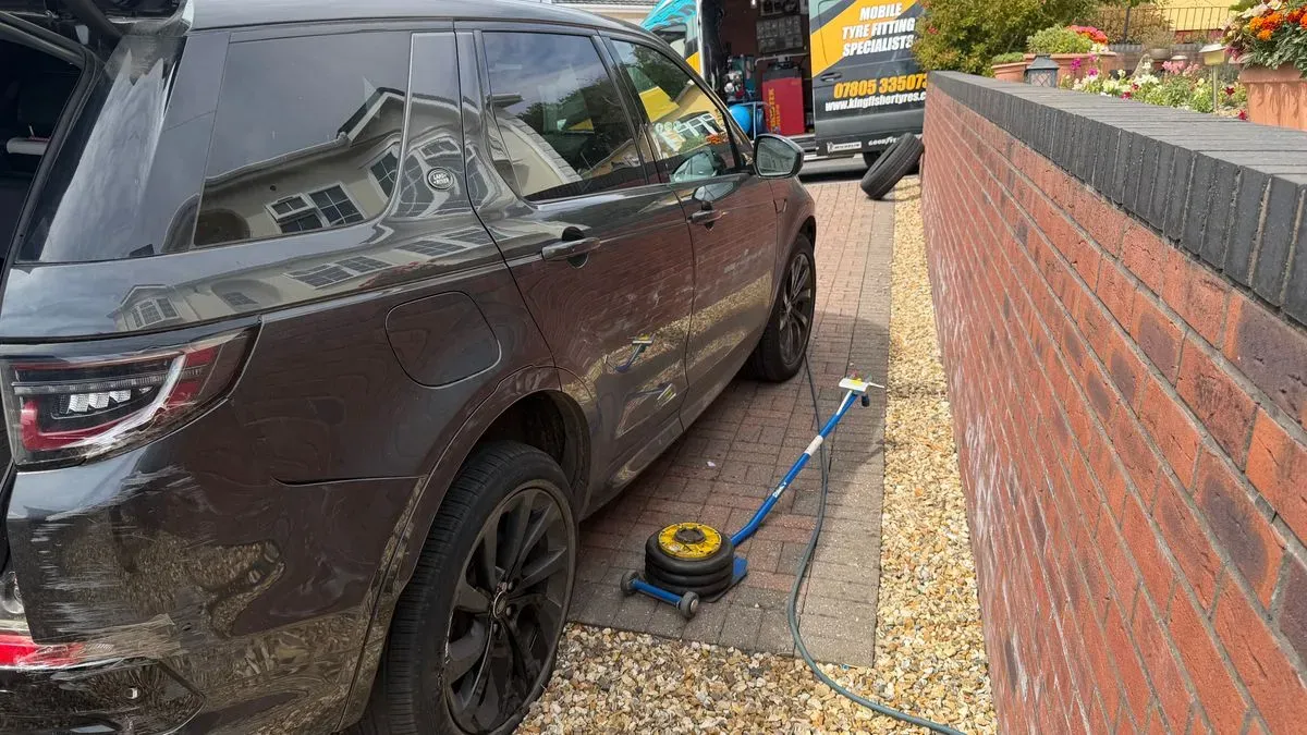 Mobile Tyre Fitting image background image