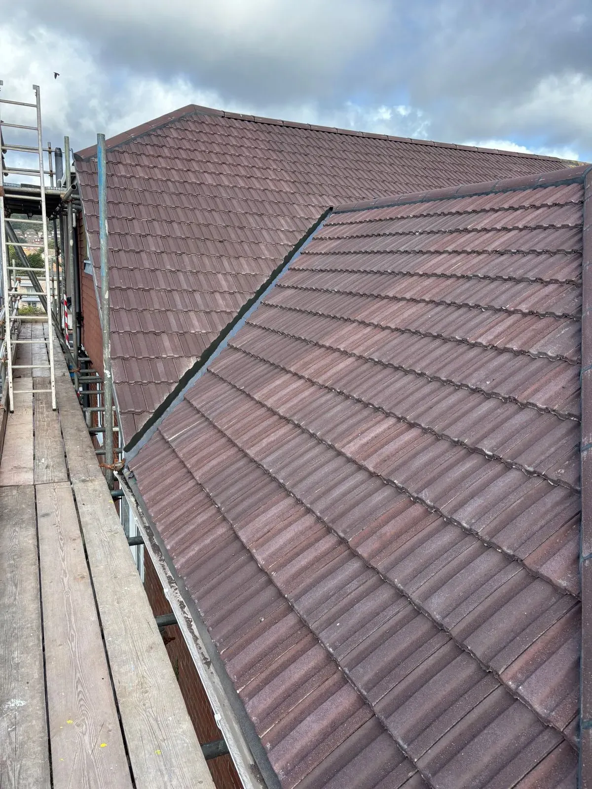 Roof replacement image background image