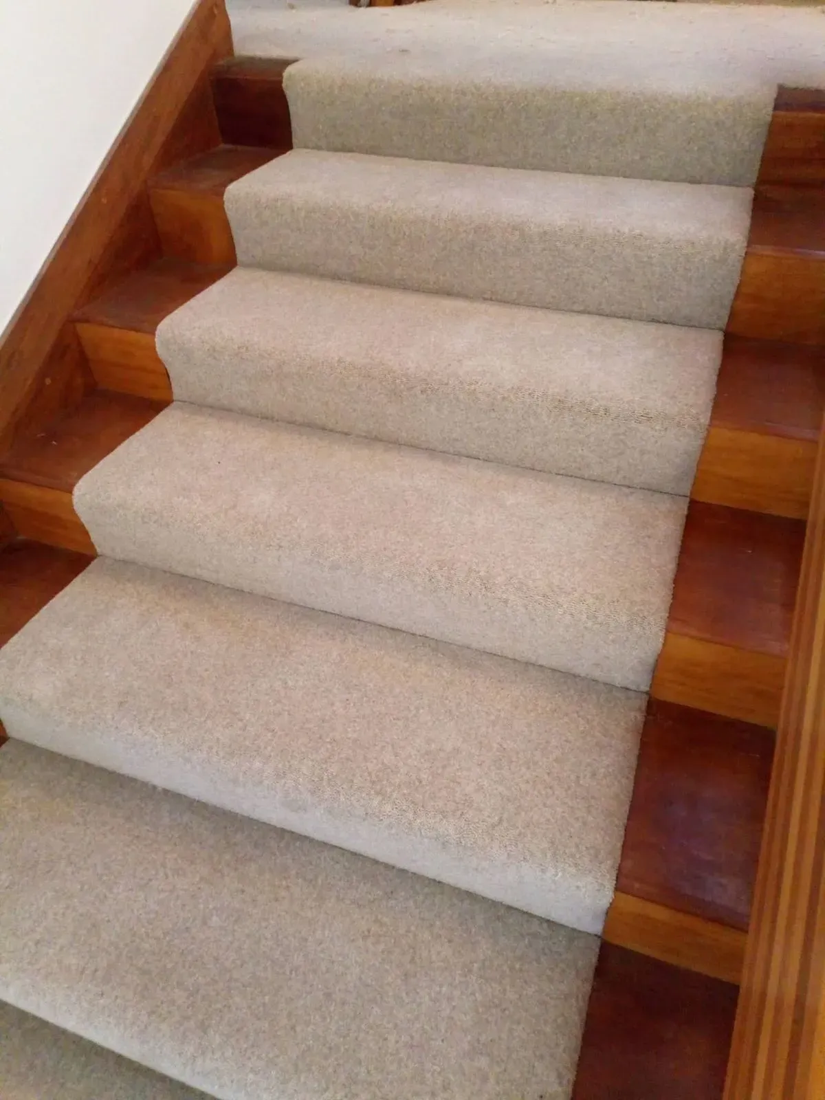 Carpet fitting and removal image background image