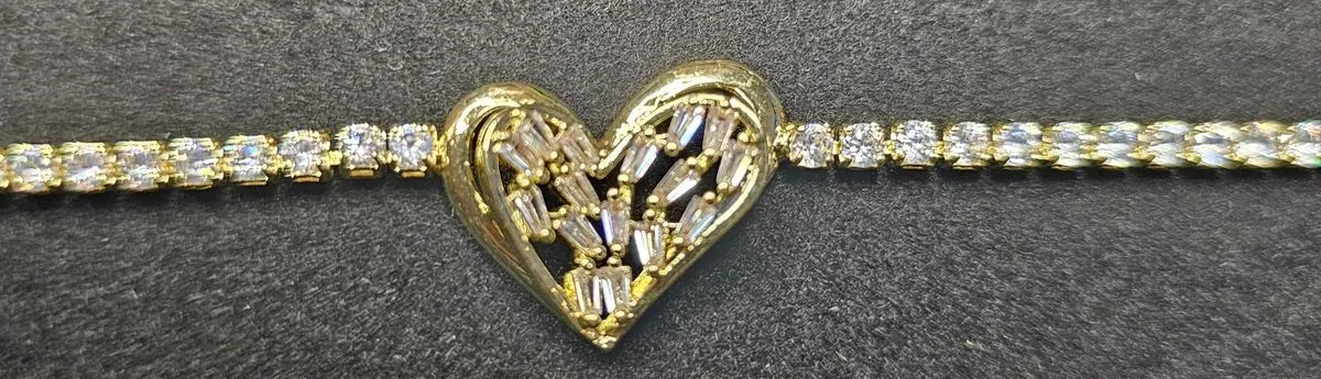 8223996882634-fv9ldkc9kmfby6h2kx8hk-GOLD-HEART-BRACELET thumbnail image