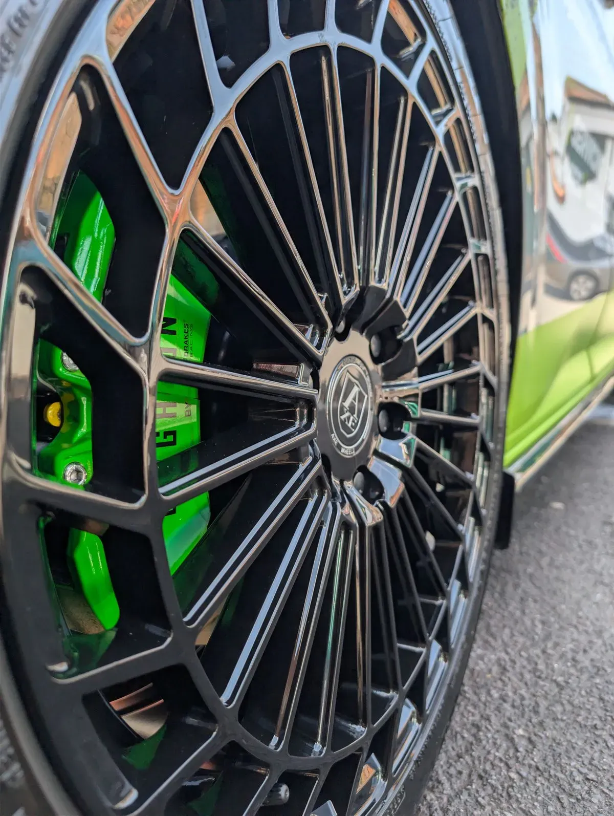 Alloy wheel cleaning and polishing image background image