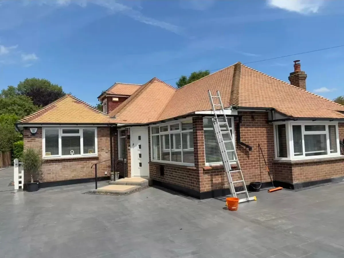 Roof cleaning image background image
