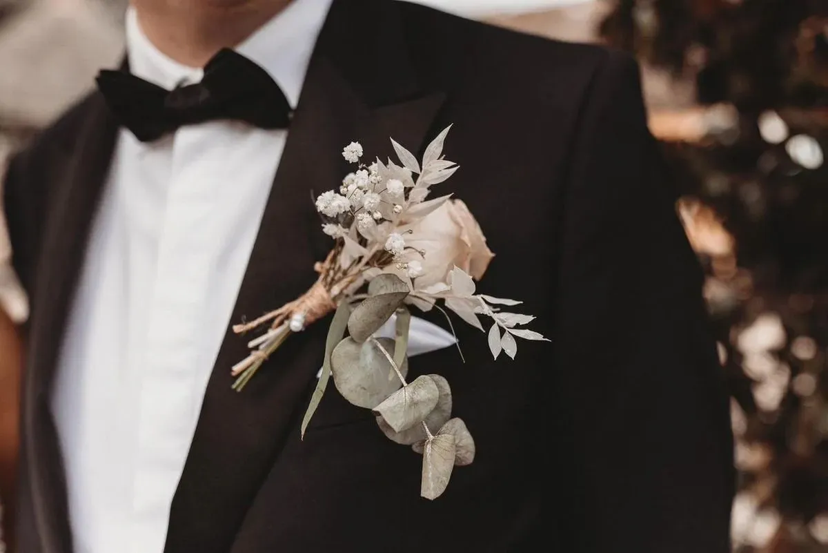 Corsages and boutonnieres image