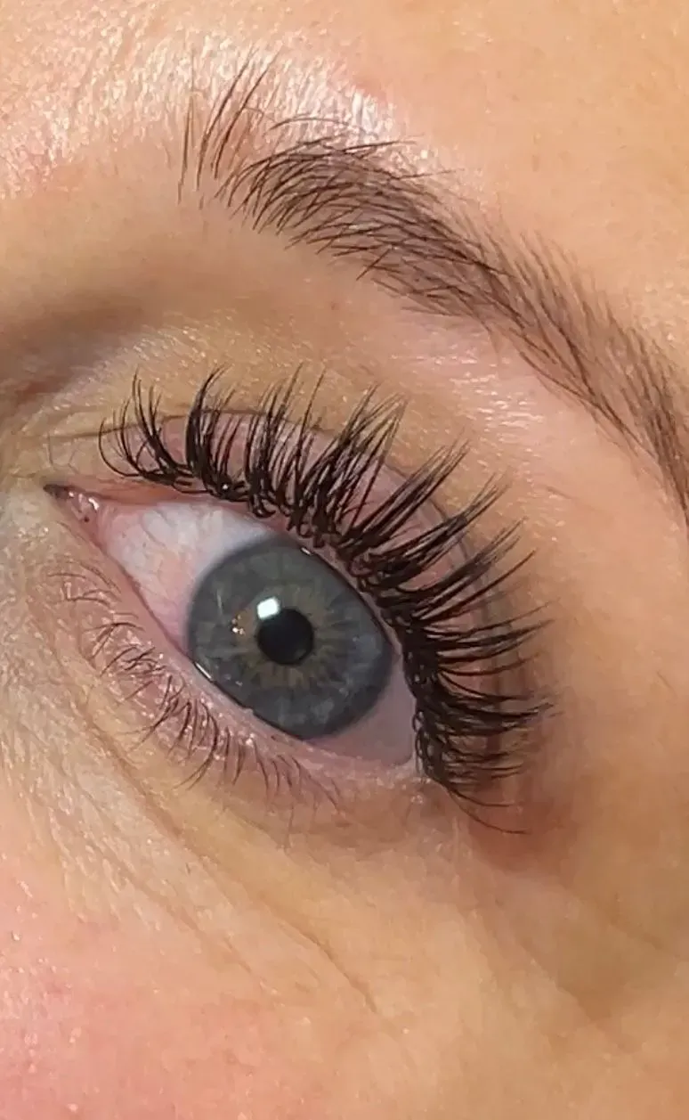 Eyelash Tinting image