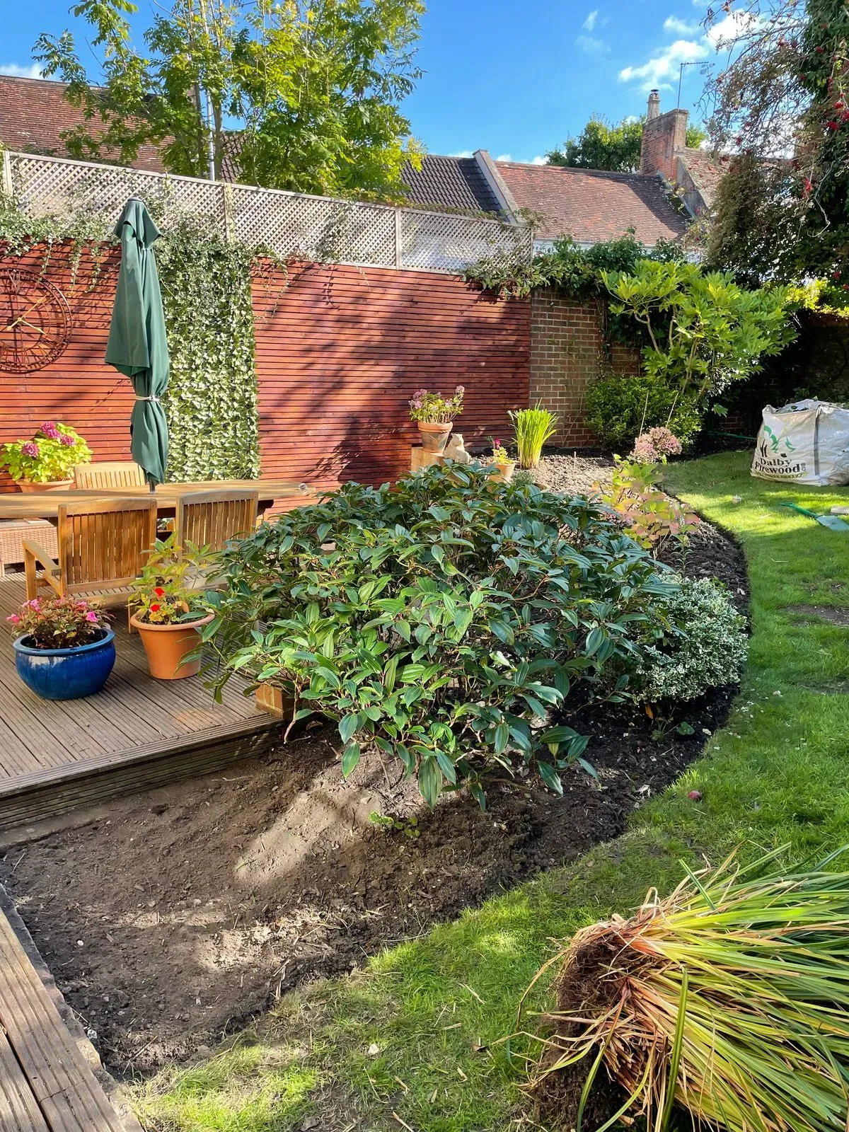 <h3><span style="color:white">Garden clean-up</span></h3> image background image