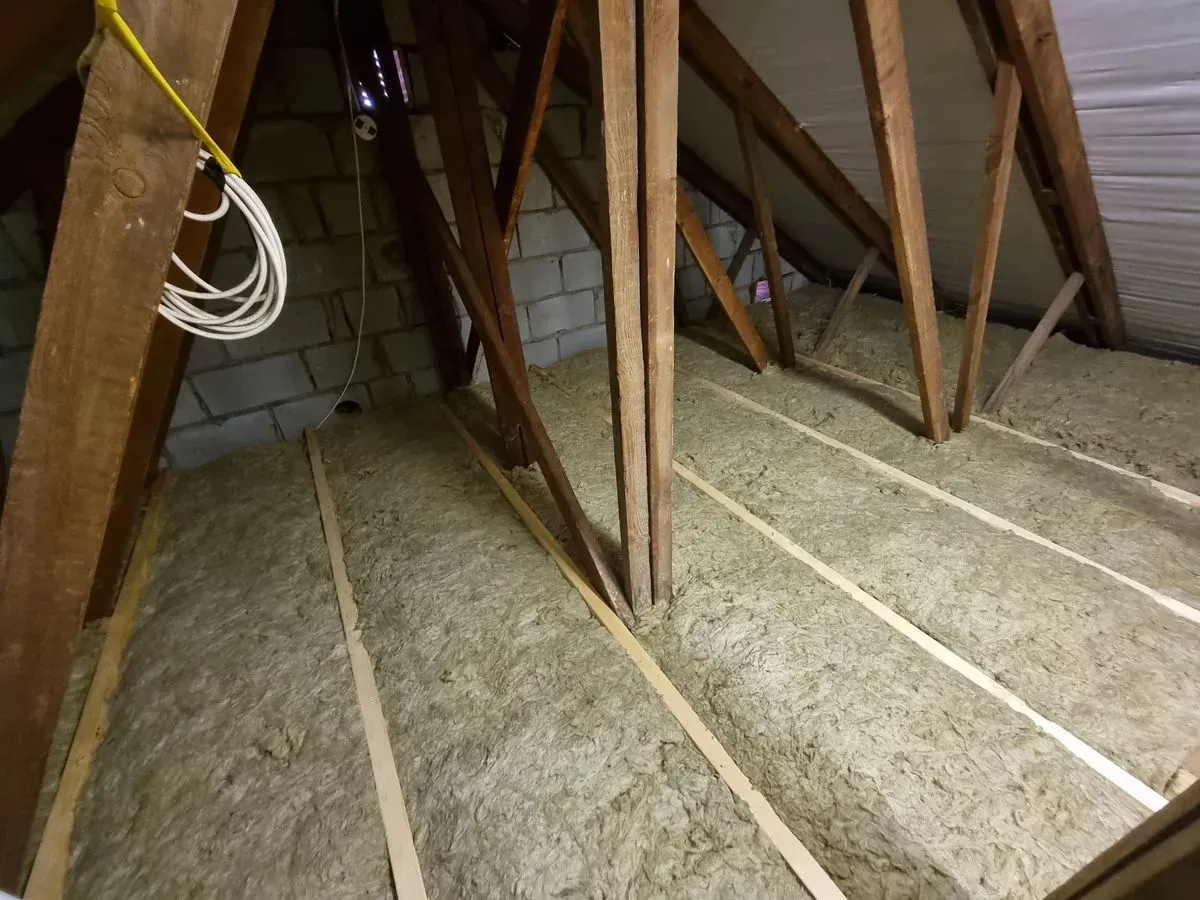 New insulation and cross-beams in loft