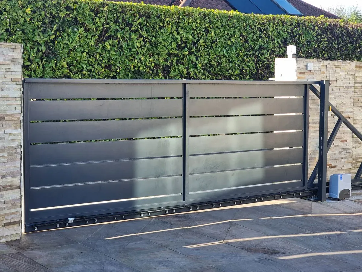 Automatic sliding gate for family home