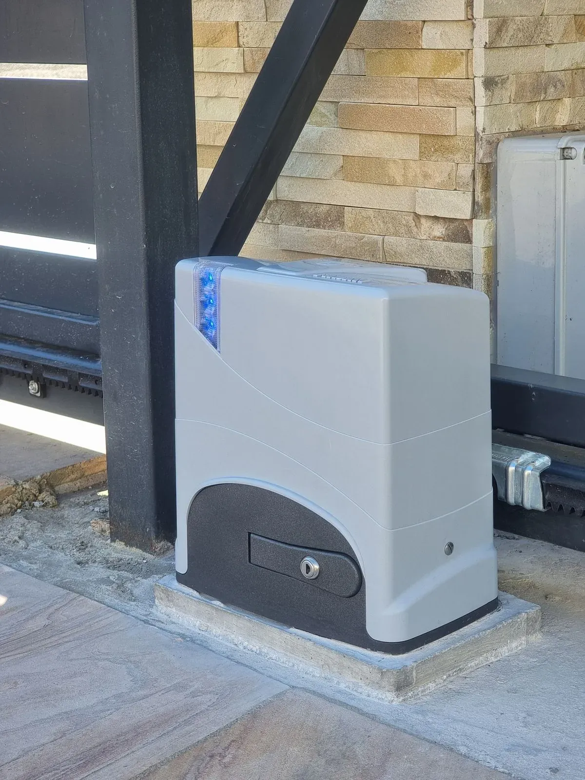 Smart looking motor for sliding gate