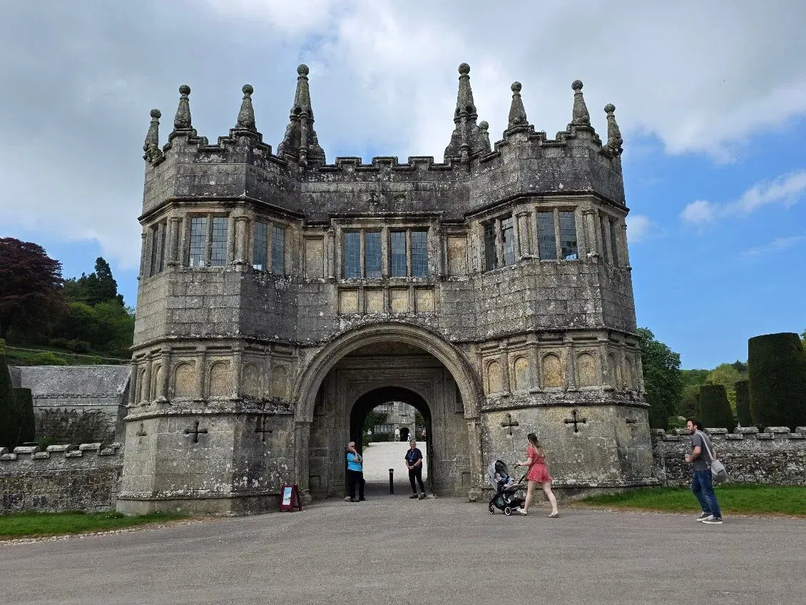 Lanhydrock house Bodmin background image