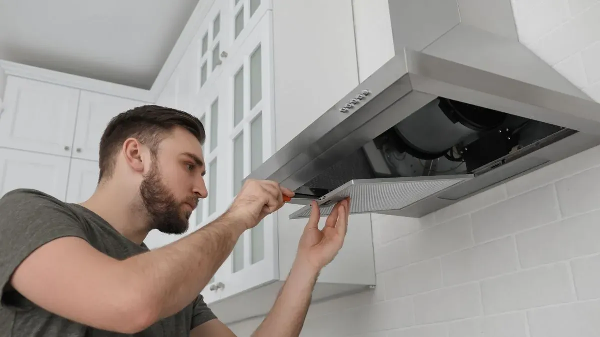 Local repair team discussing oven issues in Grays