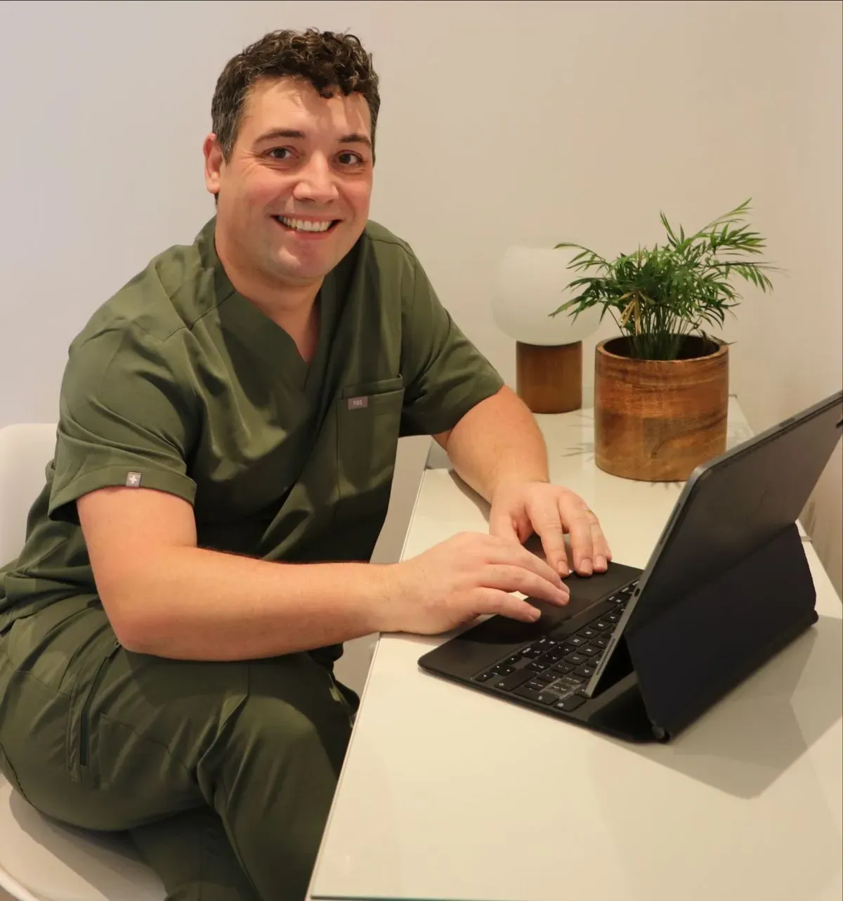 Wholeness Health and Well-Being is based in the vibrant city of Bristol, and is led by Craig, a Registered Nurse with over 20 years of NHS experience