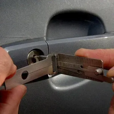 Vehicle entry without damage image background image