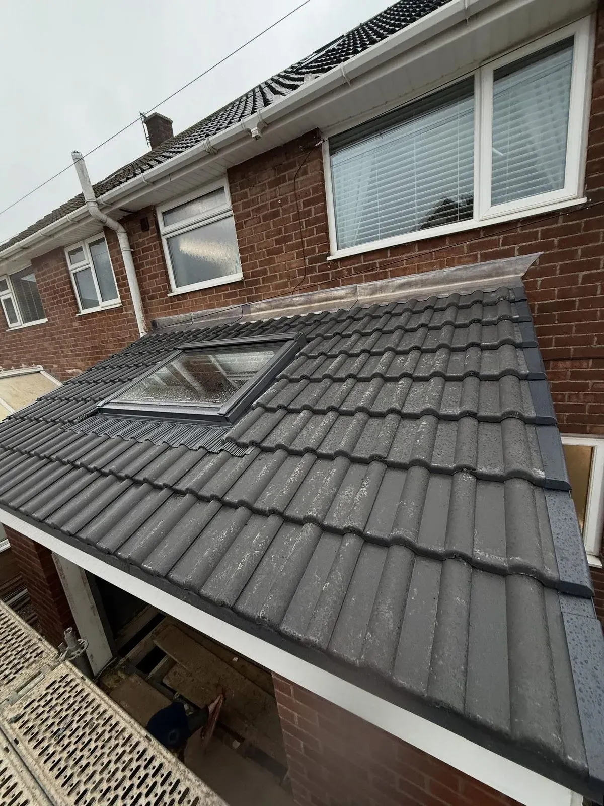 Roof replacement image background image